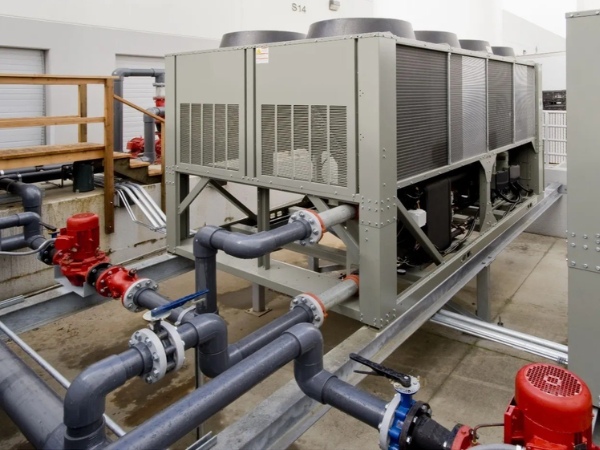 Chiller giải nhiệt gió và chiller giải nhiệt nước là gì?