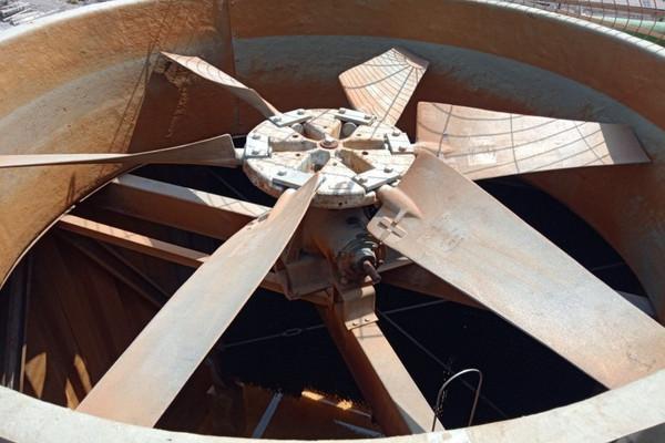 Quạt gió tháp giải nhiệt có công dụng hút khí nóng bên trong tháp và đẩy ra ngoài môi trường